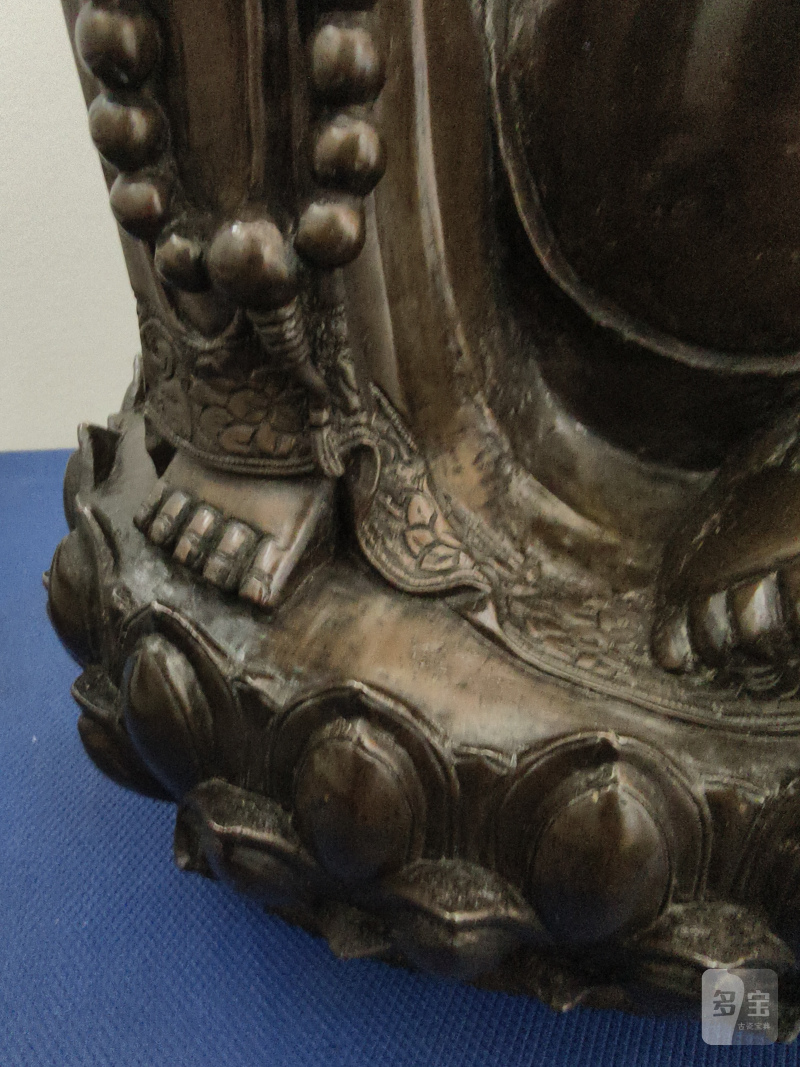 A large cast bronze figure of seated Budai with boys on a lotus pedestal - 图12